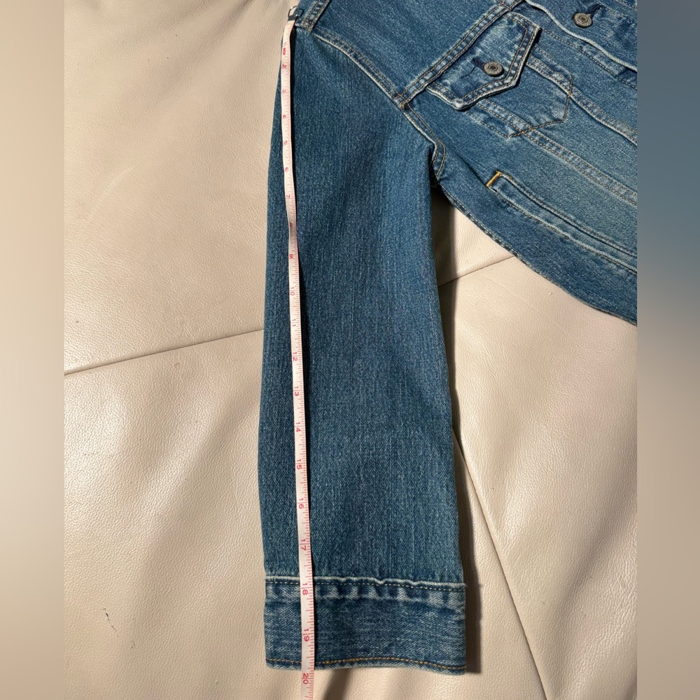 Levi's Women’s Jean Jacket Trucker Style with Shorter Silhouette and 3/4 Sleeve - Picture 14 of 15